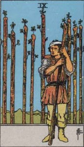 significado-de-el-nueve-de-bastos-en-el-tarot